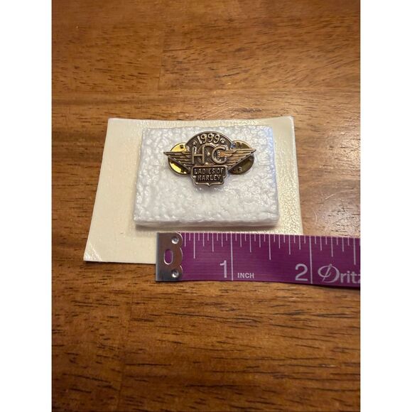 Vintage 1999 Harley Davidson HOG Owners Group Ladies of Harley Women's Vest Pin - Picture 2 of 3